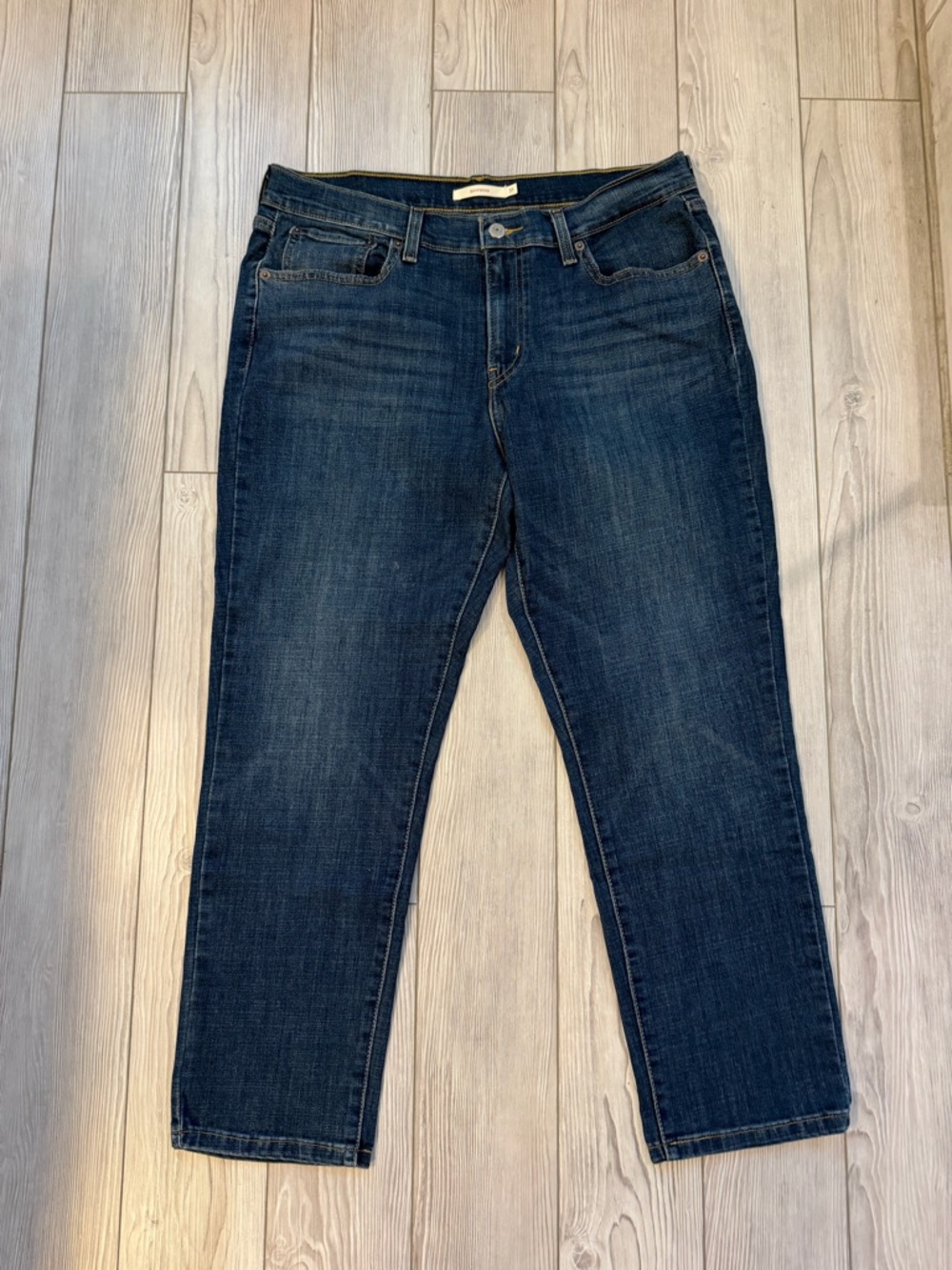 Levi Dark Wash Boyfriend Cropped size 32. Brand new without the tags.